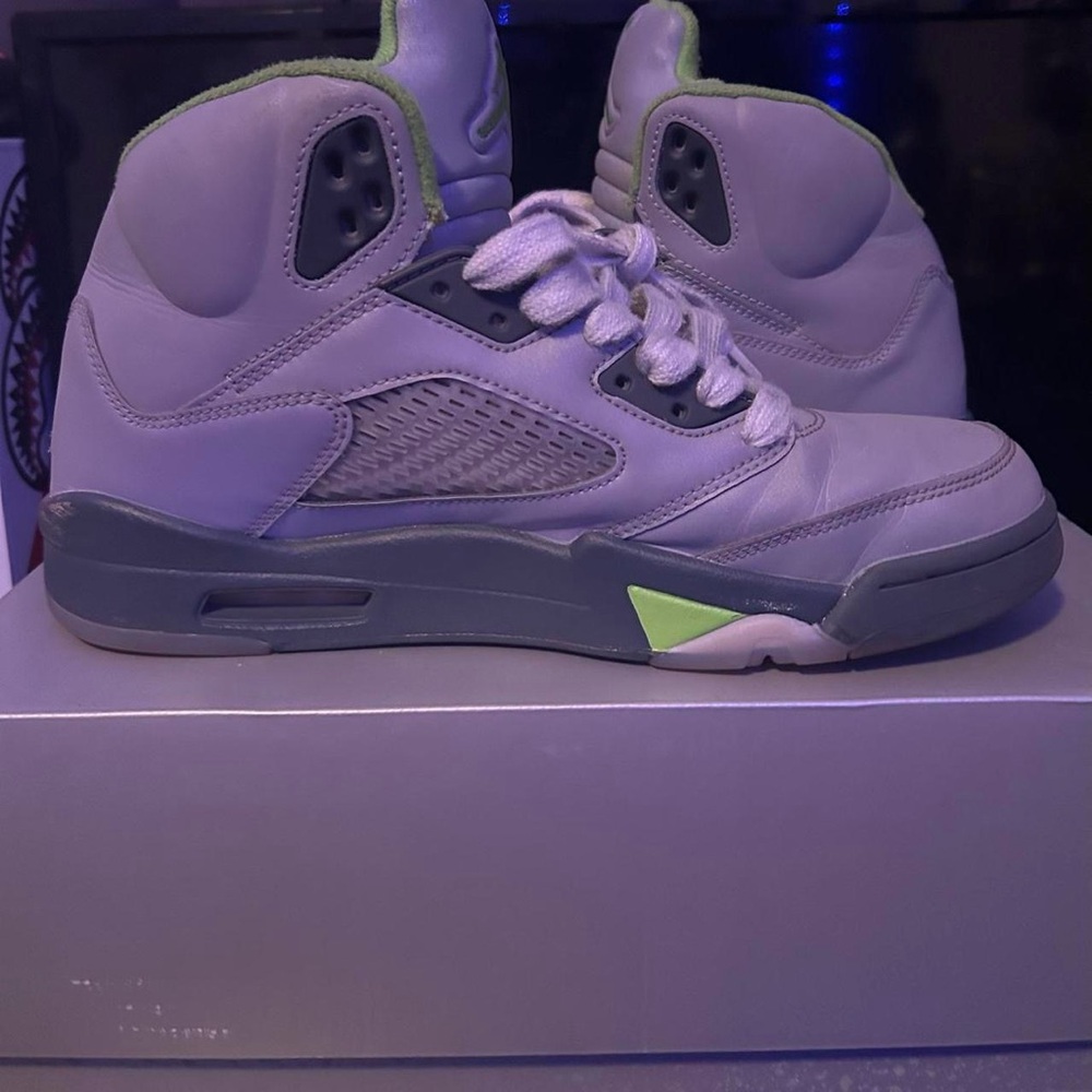 Stylish Gray and Green Sneakers - Picture 3 of 4